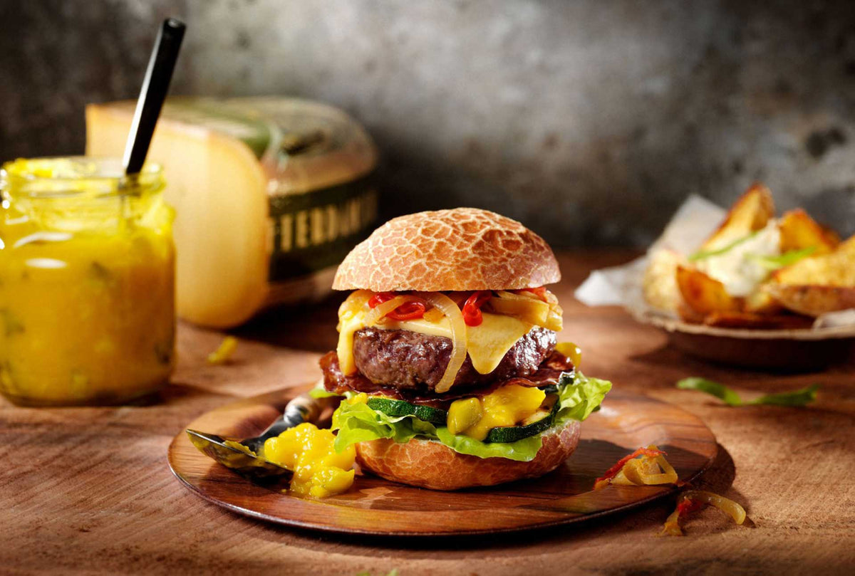 Broodje hamburger met De Rotterdamsche Oude kaas
