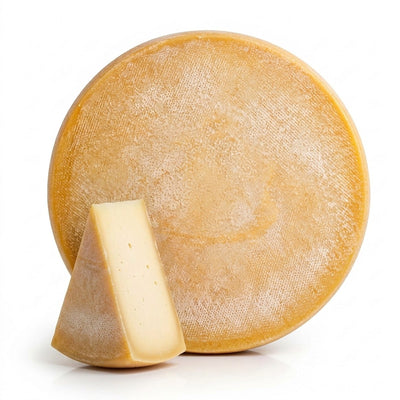 Nordwandkäse 48+ Zwitserse bergkaas, heel wiel met aangesneden punt op witte achtergrond