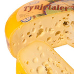 Tynjetaler gatenkaas, detailfoto van het snijvlak met de gaten, Tynjetaler kaas kopen bij Kaasdok.nl