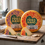 Twee wielen Friesblond kaas op een houten keukenblad