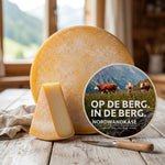 Nordwandkäse 48+ op een houten tafel in een Zwitserse alpenhut, met aangesneden punt en etiketkaart