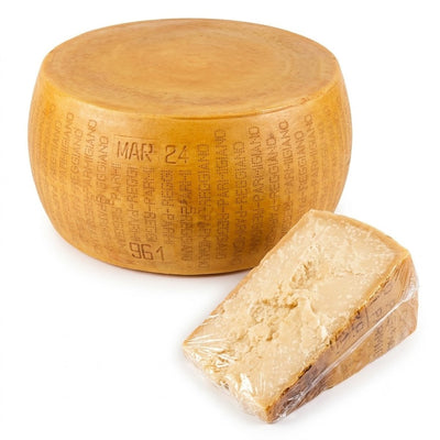 Parmigiano Reggiano parmezaanse kaas, hele kaas en een punt, kaas kopen bij Kaasdok.nl