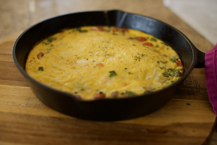 Spinazie, tomaat en champignons Frittata met kruiden en geitenkaas